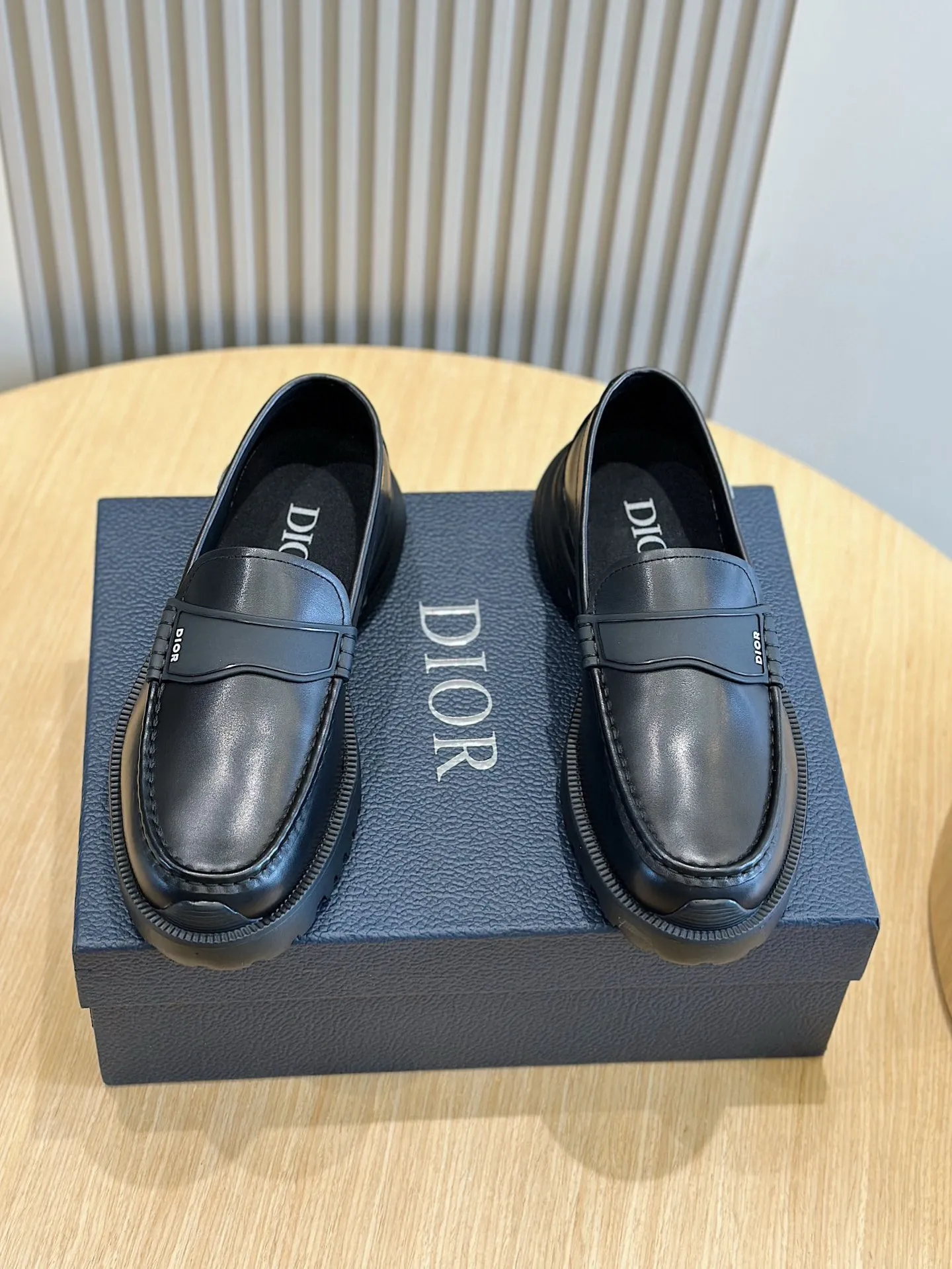 Factory price: 540💰◾️▫️Dior Combat Derby shoes are a new product in the 2024 spring men's wear series, presenting a mixed style that combines fashion design with sports elements. Crafted from black buffed calfskin leather with beige and black Oblique print panels on the sides and tongue. Designed with laces and technical zipper closure, the lightweight mixed-style sole highlights the charm of high-end customization. The Dior signature on the side enhances the style and will add a trendy touch to any look this season. Size: 39-44 (customized at 38.45)